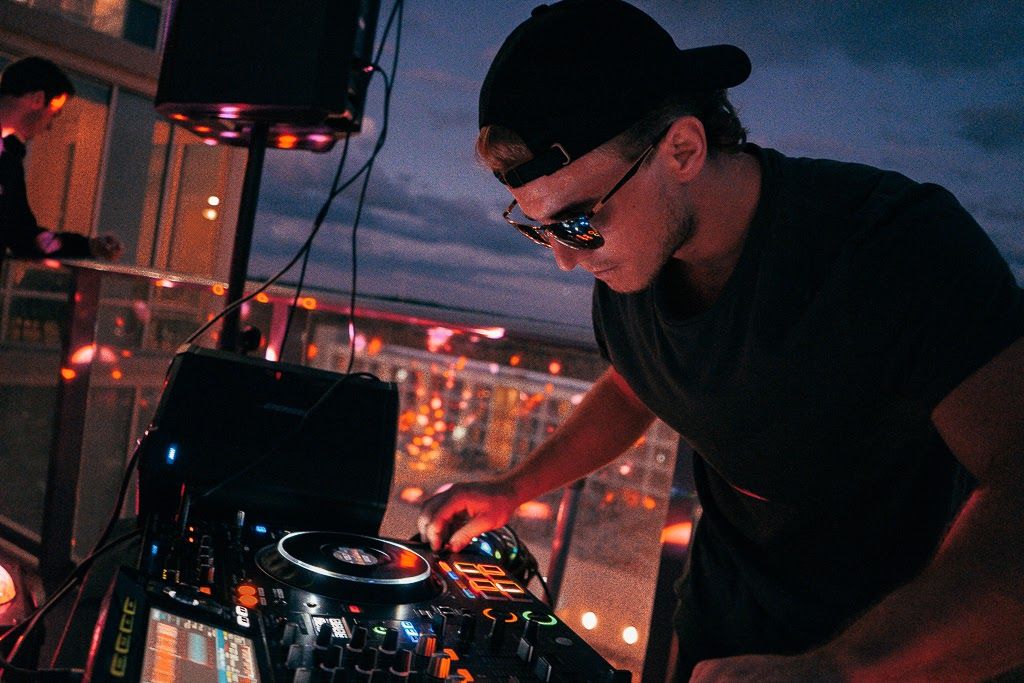 Paul Leonov DJing